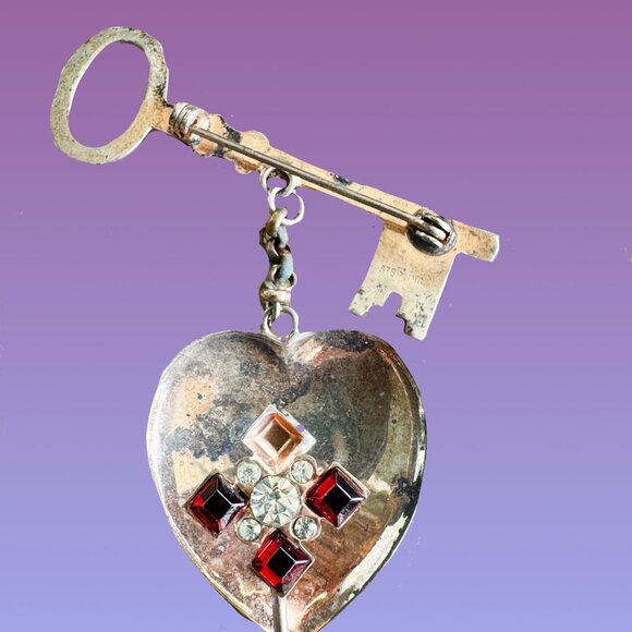 Skeleton key and heart pin - Picture 2 of 2